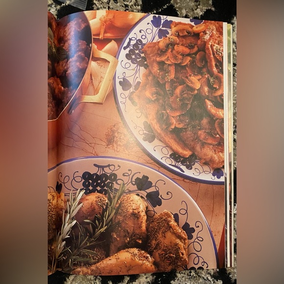 Like NEW Pasta & Italian cookbook - Picture 2 of 6